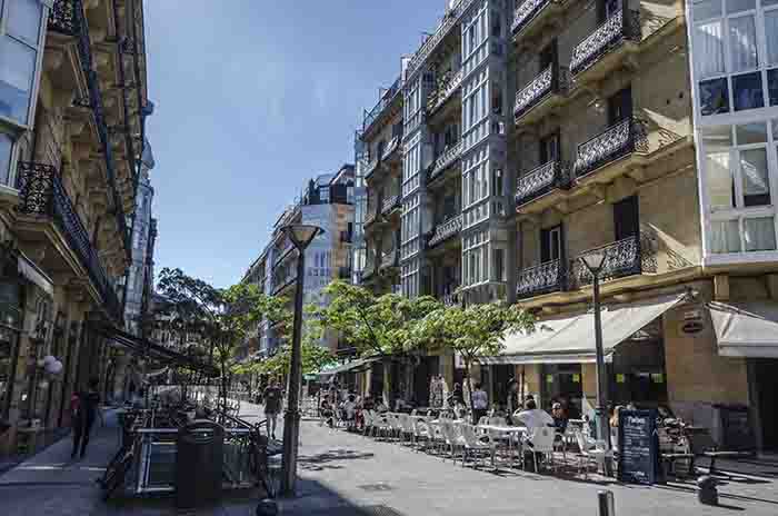 Guipúzcoa - San Sebastián 028 - calle Reyes Católicos.jpg